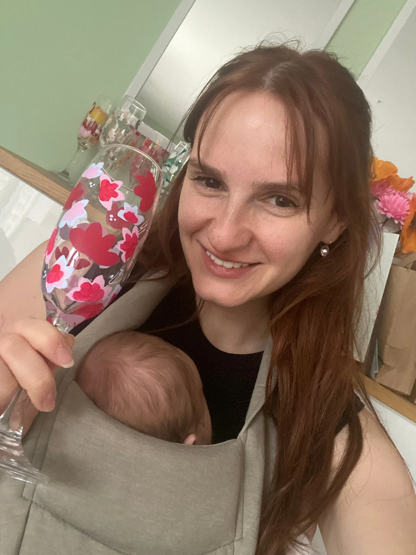 Chloé peignant un verre à la main dans son atelier